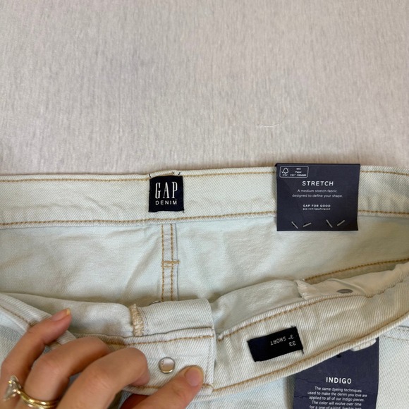 NWT GAP High Rise 3 Inch Short Light Wash Denim Frayed Hem Womens Size 33 - Picture 4 of 4